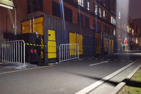 凉城柴油发电机组的输出电压是如何调节的？